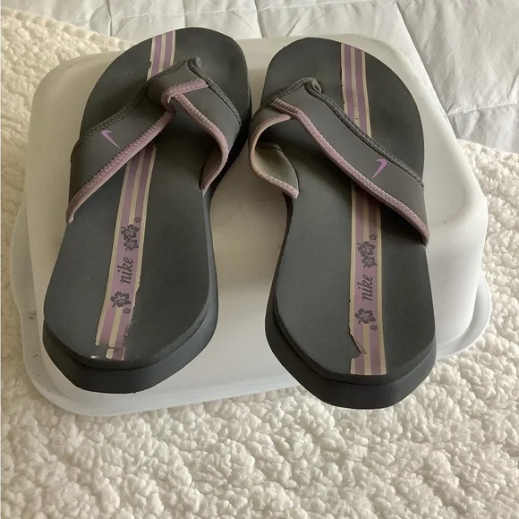 Nike Women's south beach flip flops. - Picture 2 of 3